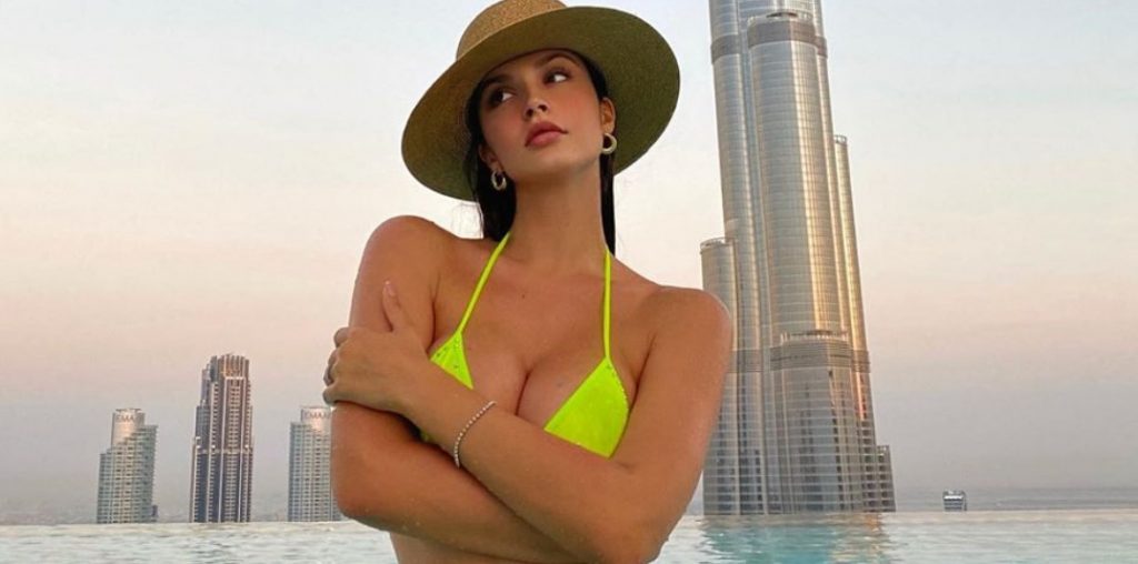 Oriola thekson figurën trupore në fotot nga pushimet në Dubai