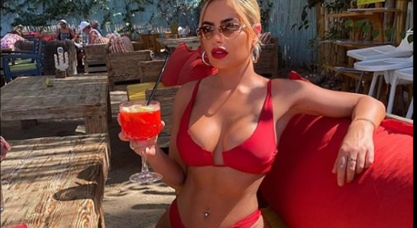 Megan e bën “tërmet” në bikini të kuqe