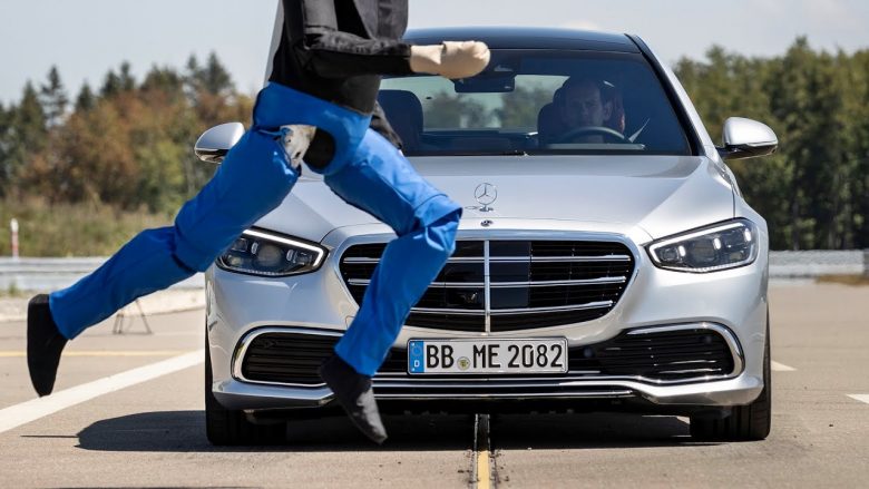 Video që tregon se sa inteligjent dhe sa i sigurt është Mercedes S-Class i ri