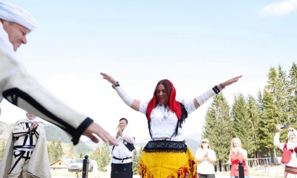 Kështu kërcen Vlora Dumoshi me veshje kombëtare