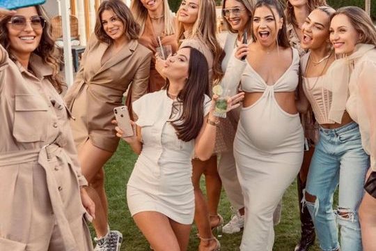 Sara Hoxha me foto të reja nga ‘babyshower’ i saj