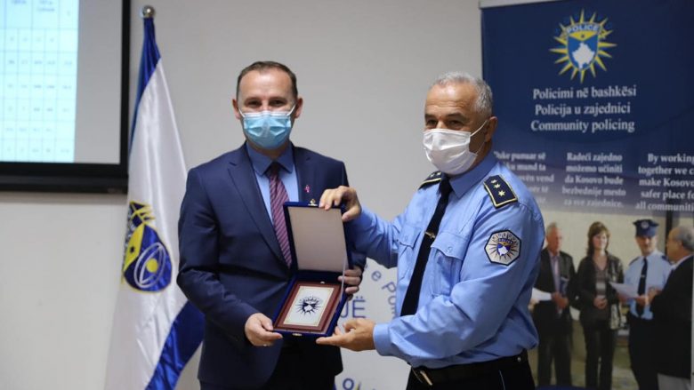 Zemaj pranon emblemën e Policisë së Kosovës në shenjë mirënjohje