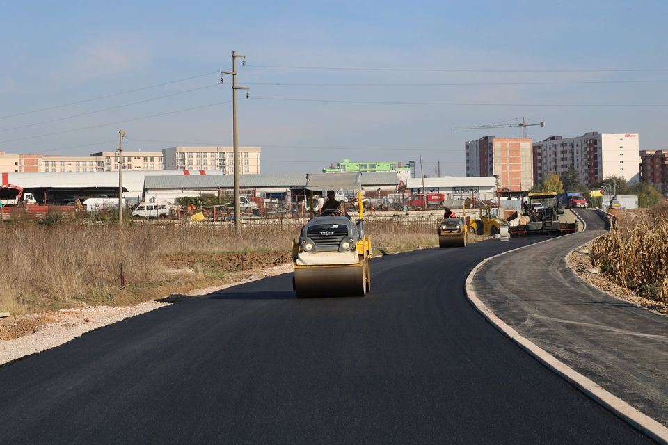 Asfaltohet rruga “Marie Shllaku” në Lipjan