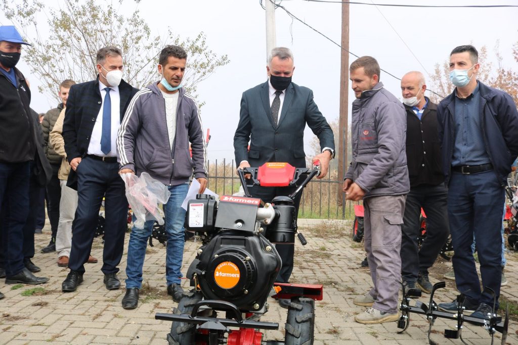 Komuna e Lipjanit ka ndarë motokultivarë për bujqit lipjanas