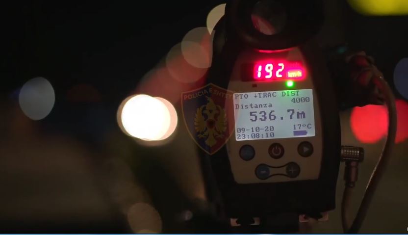 “Shpejtësi dhe çmenduri” në autostradën Tiranë-Durrës, policia konfiskon 11 patentë shoferë