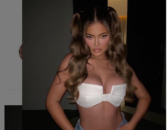 Kylie vë në pah gjoksin, teksa pozon duke u lazdruar!