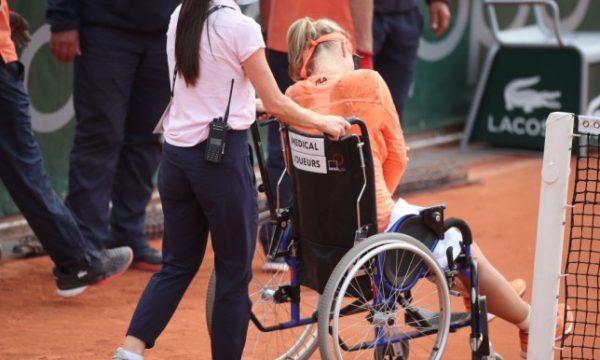 Tenistja largohet nga fusha në karrocë pas fitores, mllefoset kundërshtarja e saj