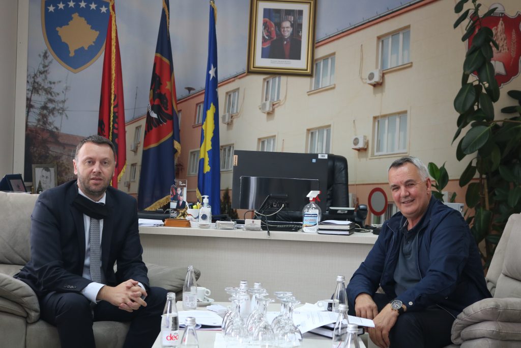 Kryetari Ahmeti pret në takim Ministrin Arban Abrashi dhe Kryeshefin e Hekurudhave të Kosovës Xhevat Ramosaj