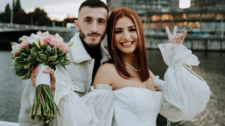 Filis shfaqet e lumtur përkrah S4MM, publikon pamje të reja nga ceremonia e kurorëzimit
