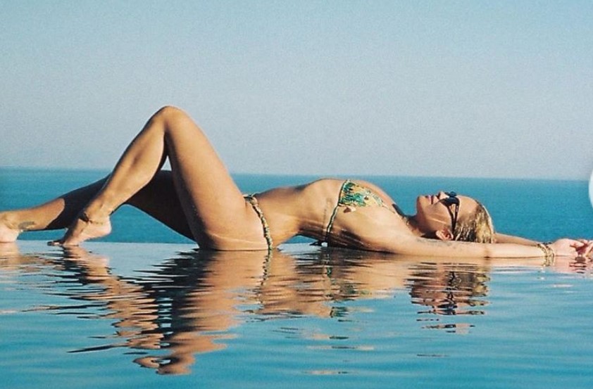 Rita Ora kujton disa momente të verës, sot derisa në Londër po bie shi