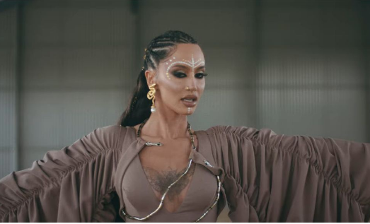 Dafina Zeqiri sapo publikoi klipin e ri “Zili Zili”, duket kaq e veçantë në secilen skenë!