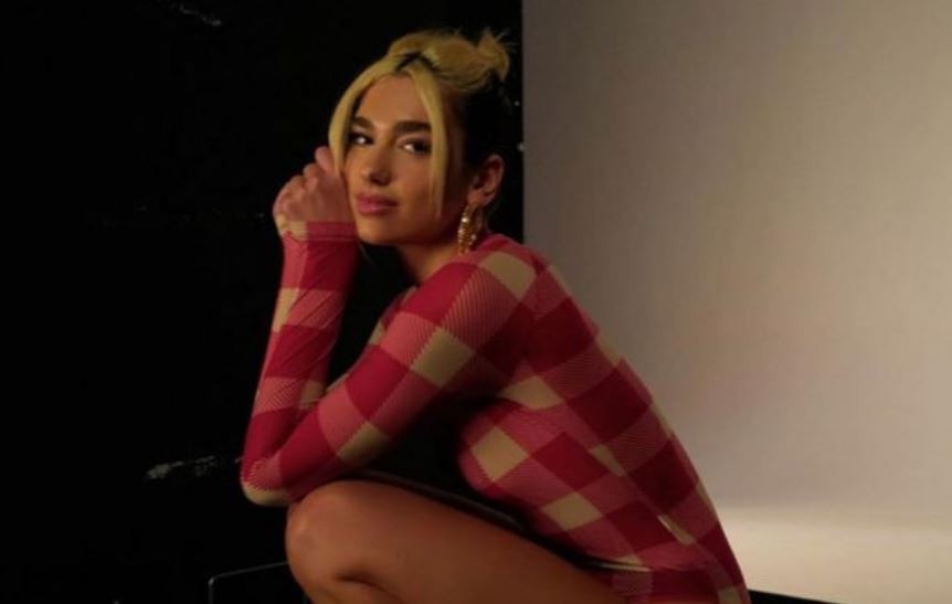 Dua Lipa provokon me imazhet e shtrirë në tokë