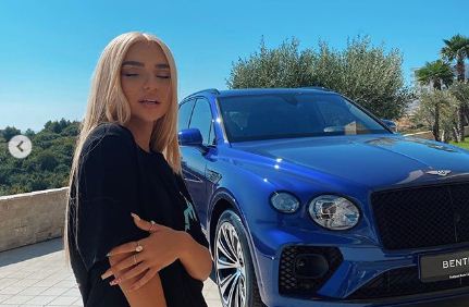 Bionde e pa rezistueshme, Kida në të zeza provokuese