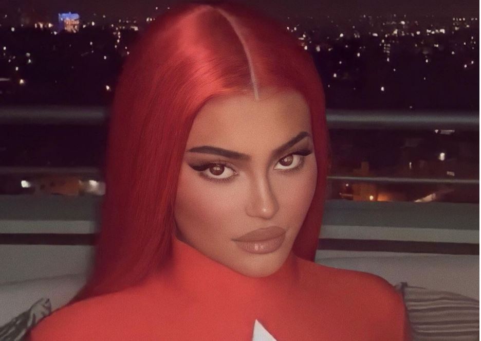 Kylie Jenner e zjarrtë me të kuqe ndërsa veshja i zbulon të brendshmet