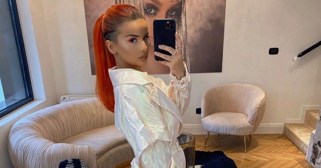 Rina Balaj sjell poza tërheqëse e veshur me fustan të bardhë