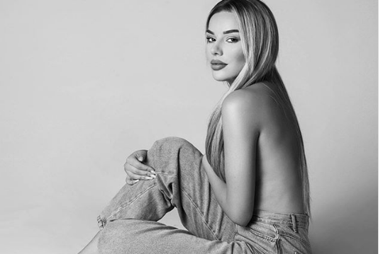 Zhvishet Tayna, thotë që u inspirua nga Dua LipaZhvishet Tayna, thotë që u inspirua nga Dua Lipa