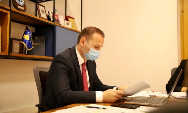 Zemaj: Qeveria vazhdon ofendimin me lëmoshë ndaj mantelbardhëve