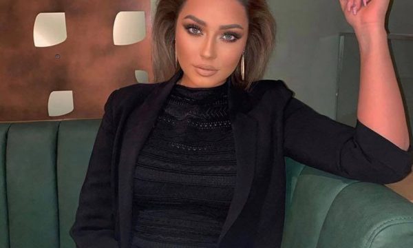 “Koha për masazh”, Ronela Hajati pozon e shtrirë dhe e zhveshur