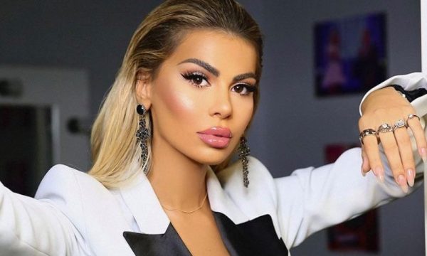 “Kush e bëri këtë?” Luana Vjollcës ia shkatërrojnë Ferrarin gjatë xhirimeve