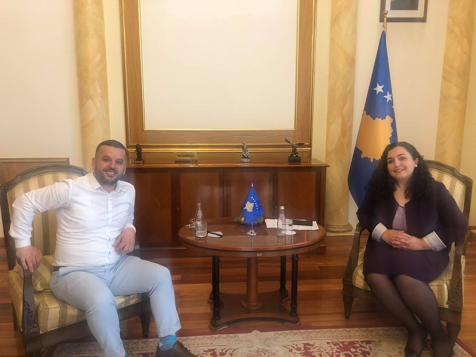 Asambleisti Sopa, u.d Presidentes Osmani pas infektimit me Covid-19, “Do të kalosh edhe këtë me emer të Zotit”