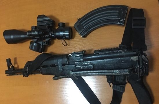 Arrestohen dy persona në Lipjan, Policia u gjeti kallashnikov në veturë