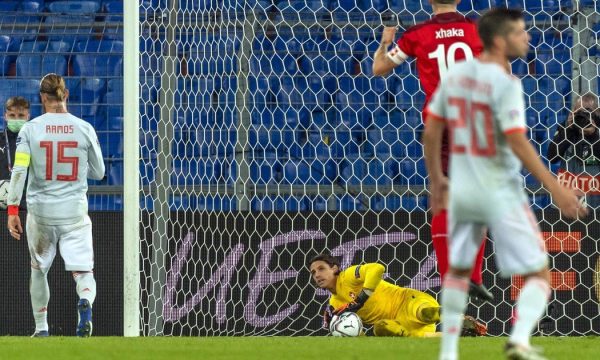 Pamje: Ramos turpërohet pasi i humb dy penallti radhazi kundër Zvicrës, përfshirë një panenka
