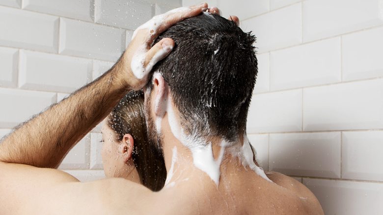 Shamponët pa sulfate zvogëlojnë humbjen e hidratimit të flokëve
