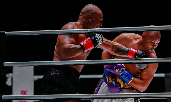 Pamje: Mike Tyson dhe Roy Jones ndahen baras në meçin e shumëpritur
