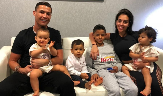 Partnerja e Ronaldos përherë befason, këtë herë veç vizëllon!