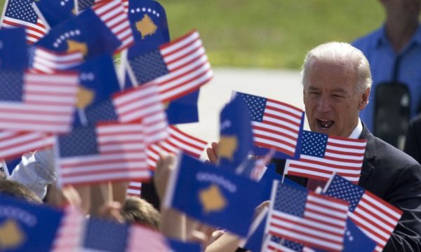Zëri i Amerikës: Kosova do të ftohet në Samitin për Demokraci të organizuar nga Joe Biden