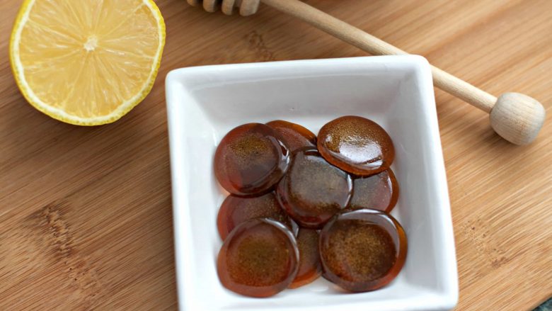 Përgatitni pastile vetë në shtëpi për të qetësuar kollën dhe dhimbjen e fytit