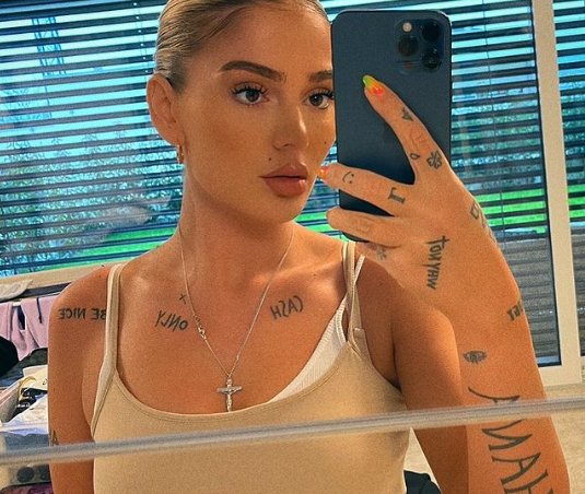 Loredana Zefi pozon atraktive para pasqyrës, zbulon tatuazhet në trup