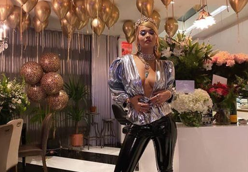 Rita Ora nis festën e ditëlindjes, “mbulohet” me dhurata!
