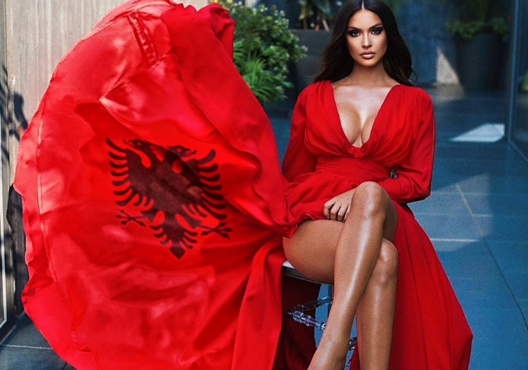 Oriola Marashi “djeg” instagramin me këtë pozë, marramendëse me fustan të kuq!