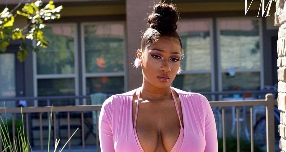 Megan Thee Stallion vë në fokus gjoksin e veshur vetëm me robdishan