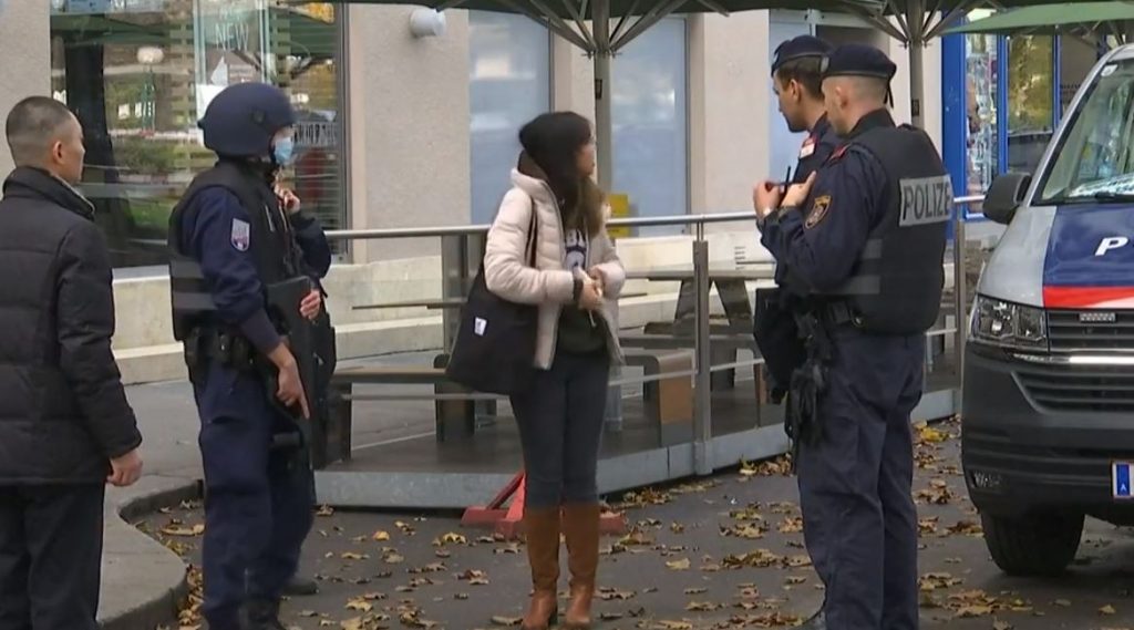 Pamje/Policia kontrolla të rrepta nga skena e krimit në Vjenë