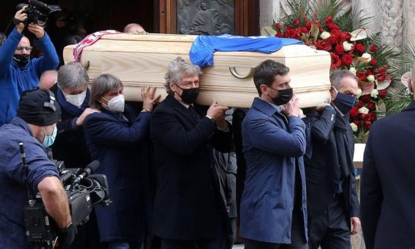 Plaçkitet shtëpia e legjendës italiane gjatë varrimit të tij