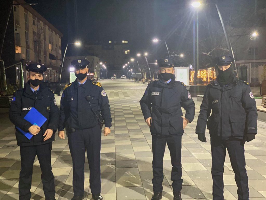 FOTO/ Policia Lipjanit në kryrje të detyrës në natën e ndrrimit të moteve