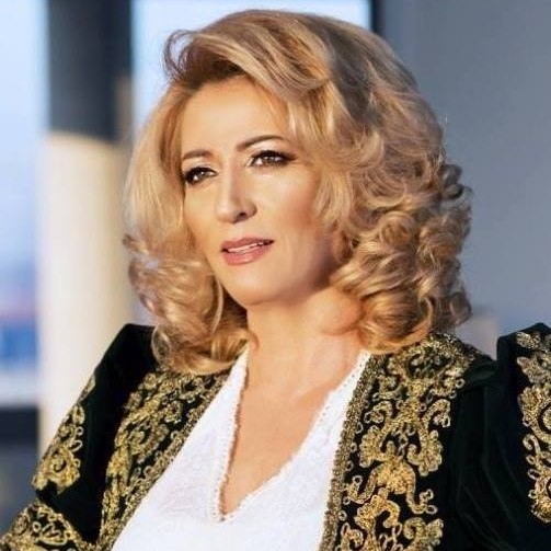 Kënga “Nuse- Mësuese”, e Shkurte Fejzës me të bijën nxitë reagime, promovon nënshtrimin e grave!
