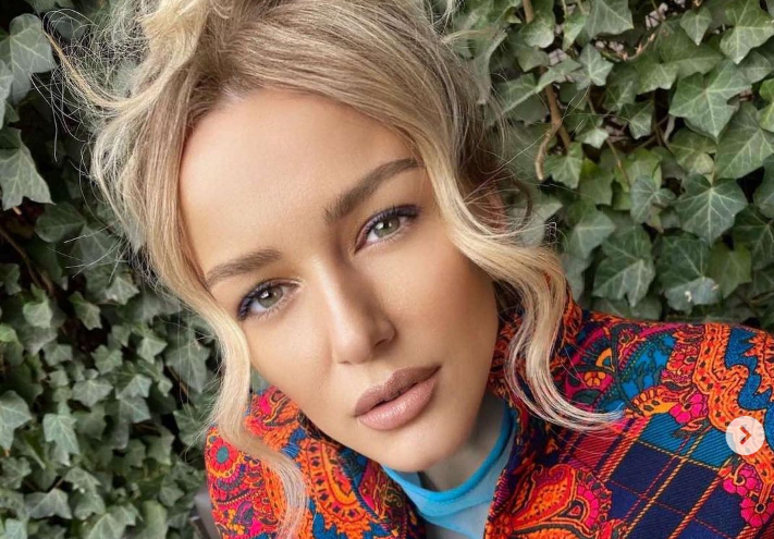 Adriana Matoshi shkëlqen në pozat e reja, duket si “kukull”