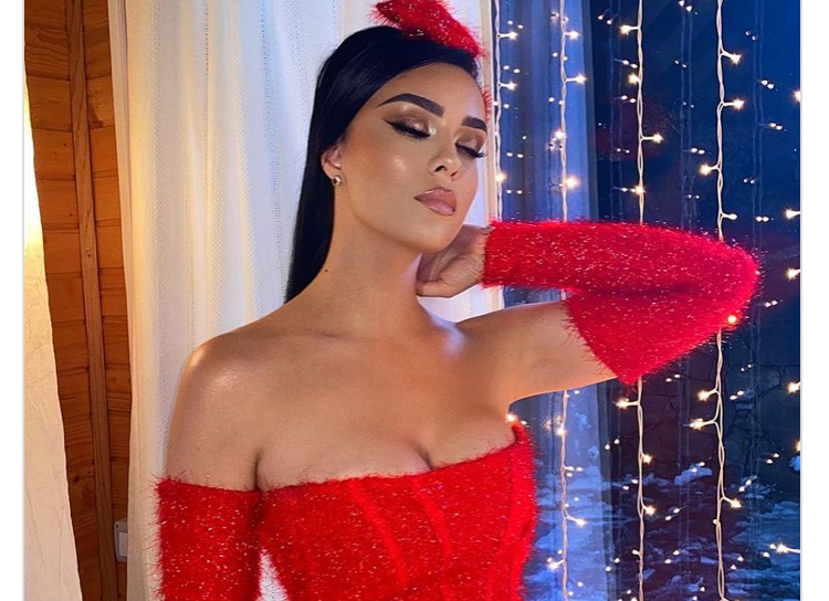 Xhensila shfaqet sensuale në të kuqe