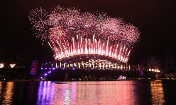 Australia, si zakonisht, mahnit me fishekzjarrët magjepsës për Vitin e Ri