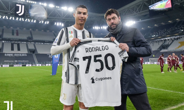 Juventusi e nderon Ronaldon për arritjen e 750 golave në karrierë