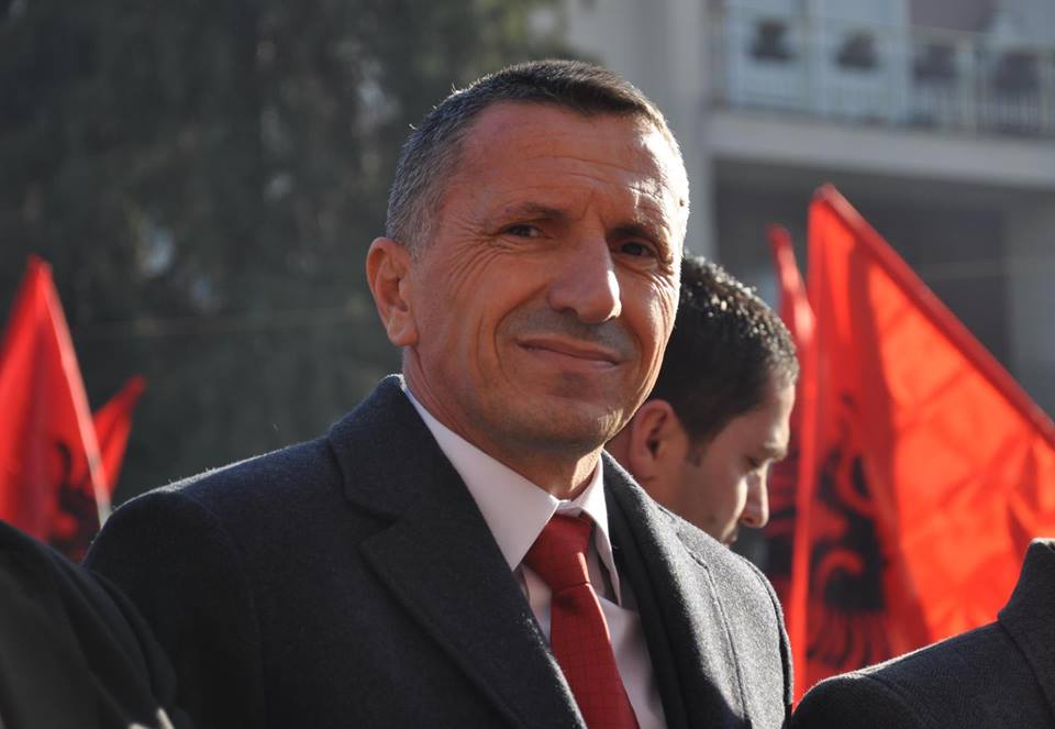 A i reaguan deputetët serbë pasi ngriti flamurin kuq e zi në Kuvend, flet Shaip Kamberi