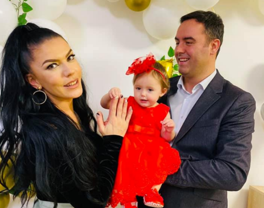 Vajza e Glauk Konjufcës feston ditëlindjen e parë, gruaja e tij publikon foto nga festa!