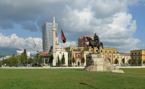 Ngjarje e rëndë në Tiranë, 7 vjeçari e vret aksidentalisht babain