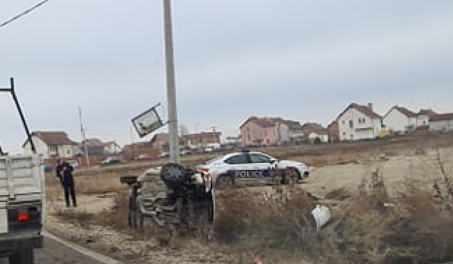 Rrokulliset një veturë në fshatin Rufc të Lipjanit, dy të lënduar