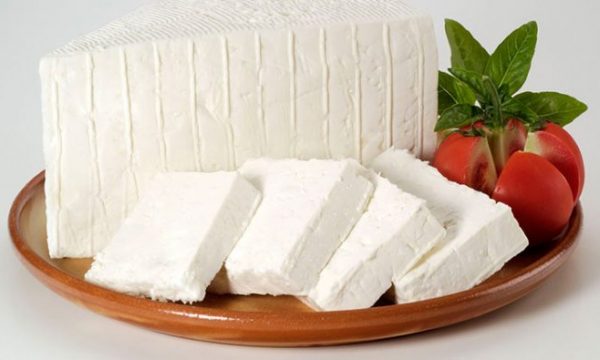 Çfarë i ndodh organizmit nëse hani djathë në mëngjes?