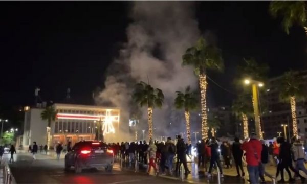Protesta në Durrës: Digjet Pema e Vitit të Ri
