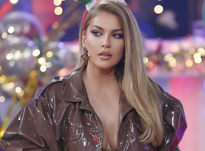 Leonora shfaqet sensuale nga luhatësja